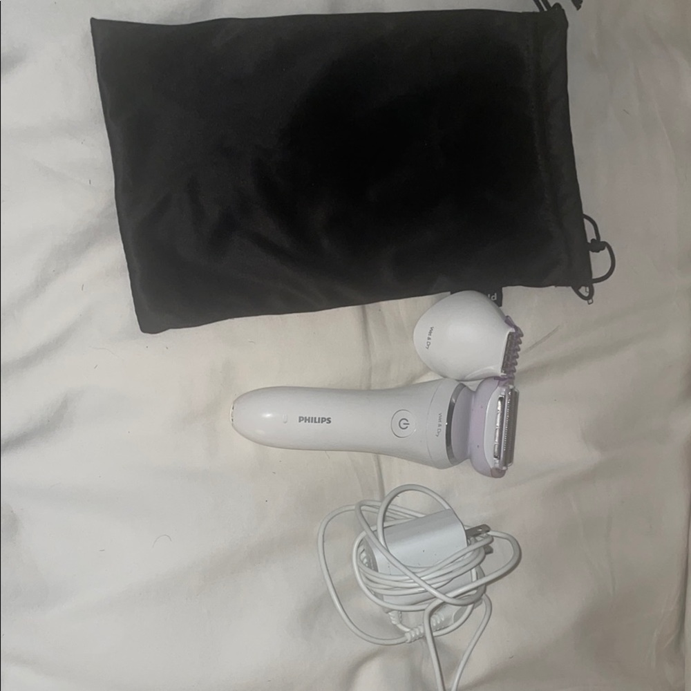 Philips White Electric Shaver with Accessories